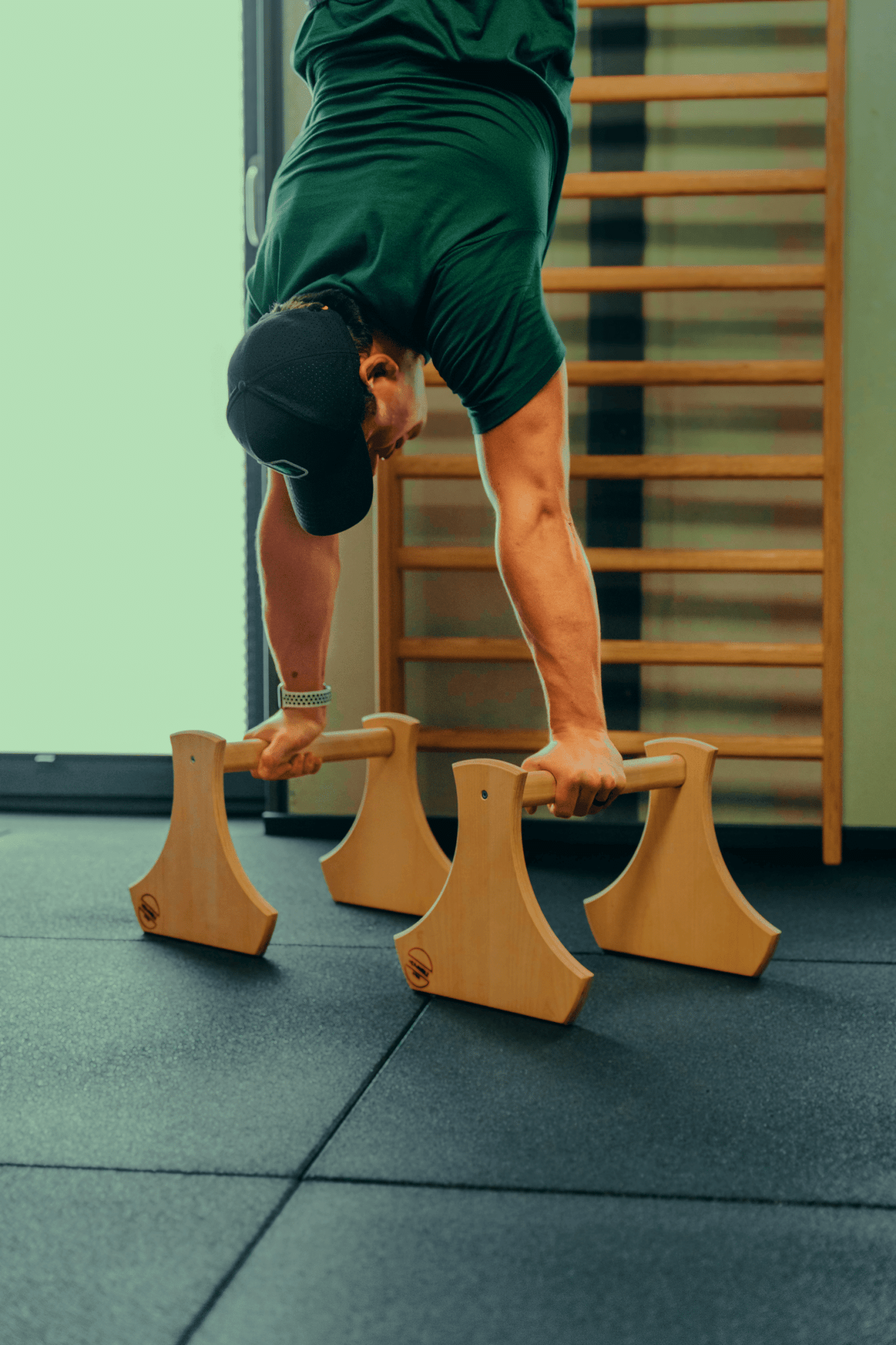 Leon Handstand auf Parallets