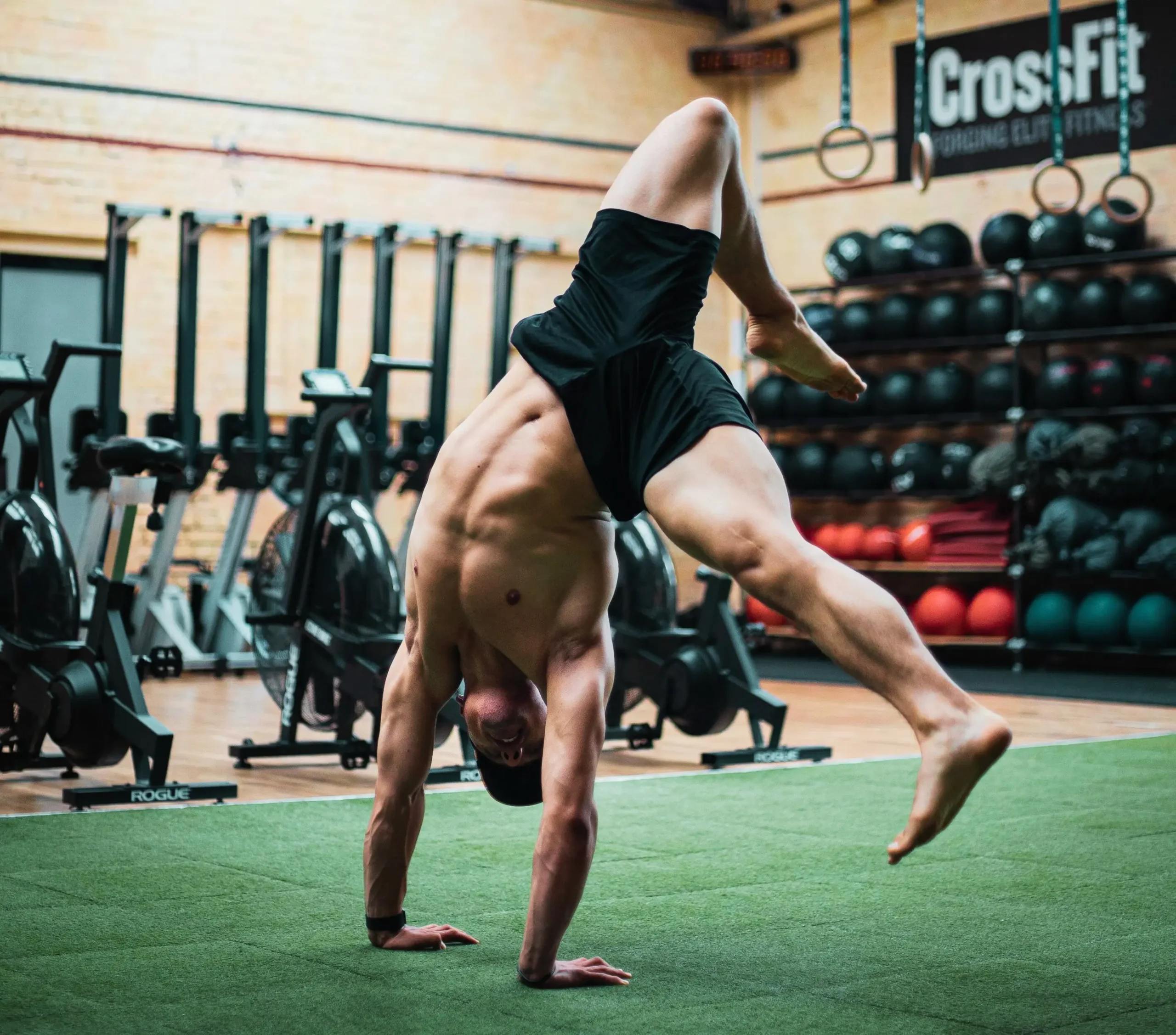 Leon Staege Handstand — das Ergebnis von 8 Jahren Moving Rehab® & Bewegungsrecherche
